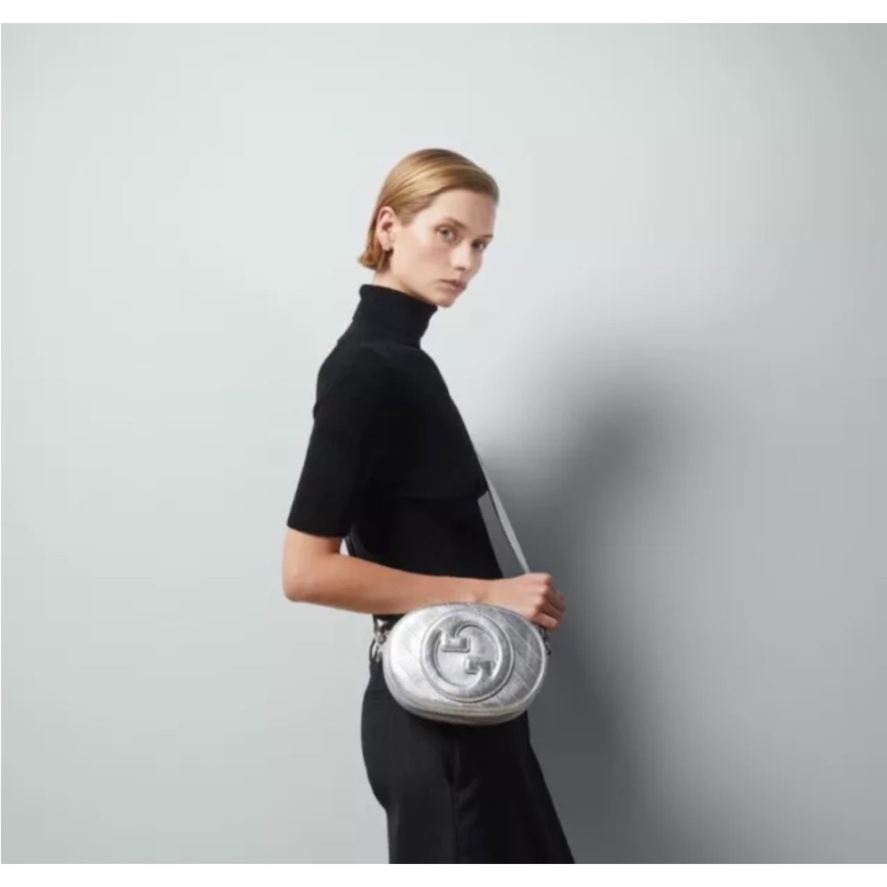 Gucci Silver Crossbody Bag with Textured Leather and Embossed Logo - Picture 8 of 9